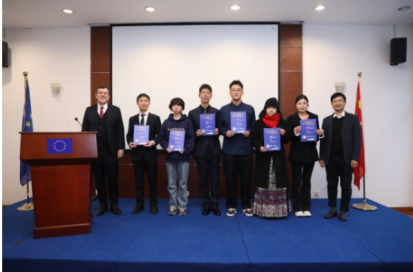 学生代表领到结业证书。.png