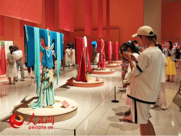 游客正在参观“五彩锦簇——中华服饰文化展”。.png 游客正在参观“五彩锦簇——中华服饰文化展”。.png