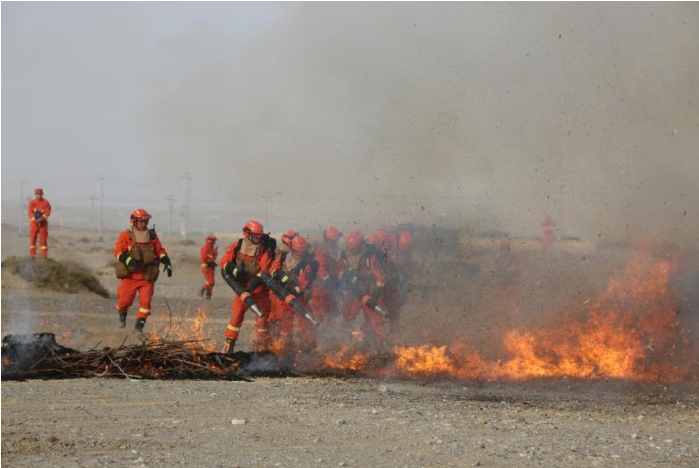 图为消防救援人员正在进行灭火救援演练。.png