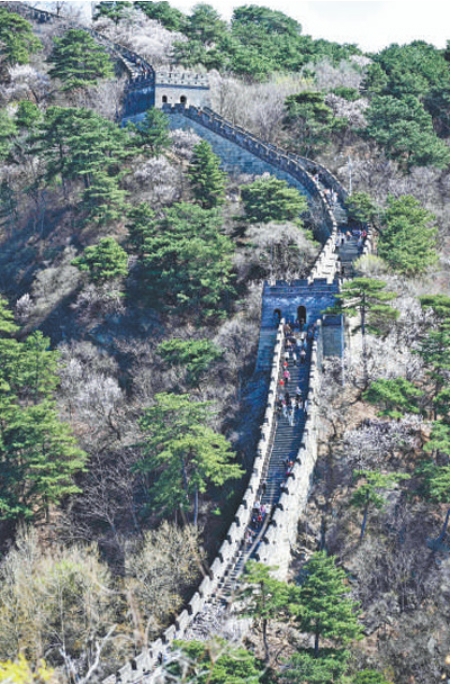 4月5日，游客在北京慕田峪.png