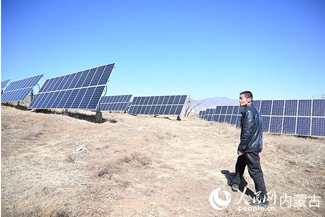 四道沟村村民赵金元正在管护村级光伏电站。.png 四道沟村村民赵金元正在管护村级光伏电站。.png