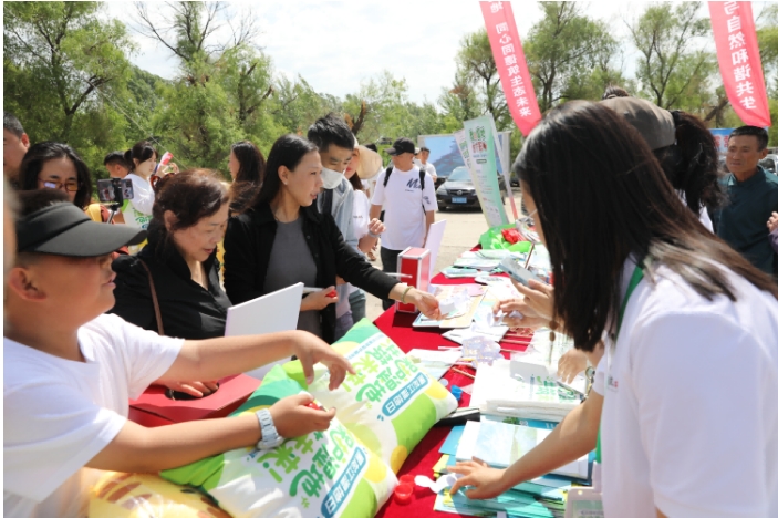 为市民发放宣传材料.png