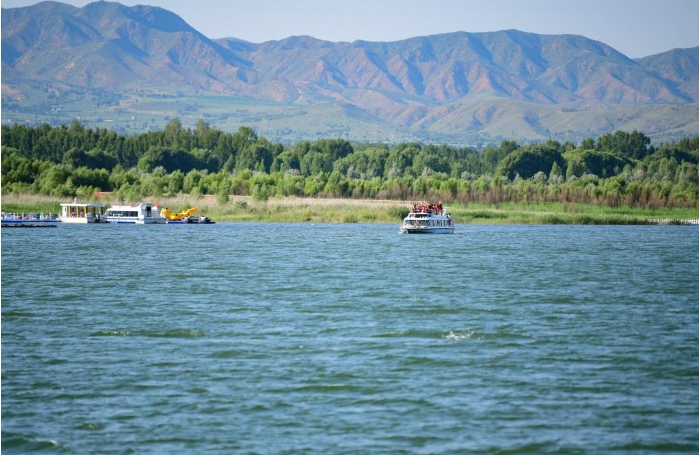 7月3日,游客乘坐快艇在岱海游览。.png 7月3日,游客乘坐快艇在岱海游览。.png