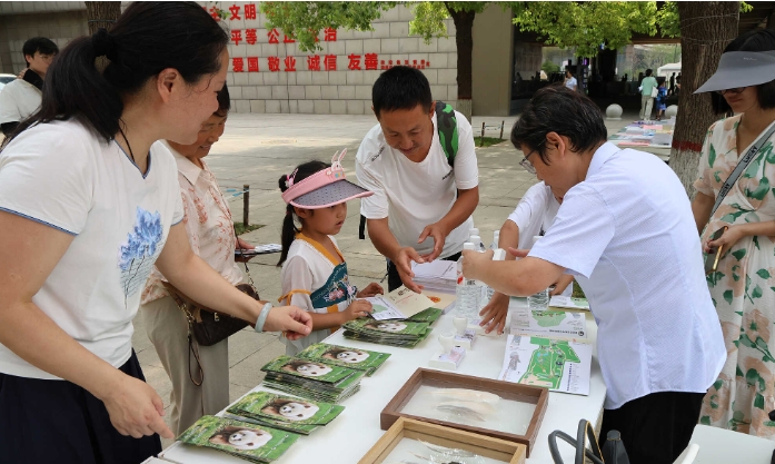 活动现场，通过悬挂横幅、摆放展板.png