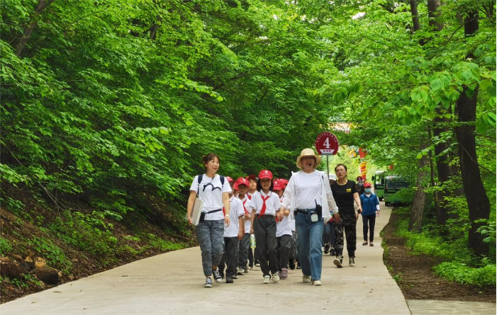 学生到吉林龙湾群森林公园研学。新.png 学生到吉林龙湾群森林公园研学。新.png