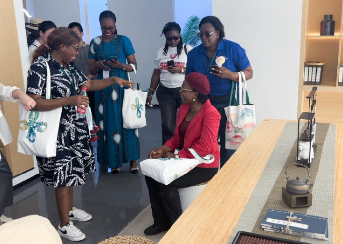 学员试坐竹凳111.png 学员试坐竹凳111.png