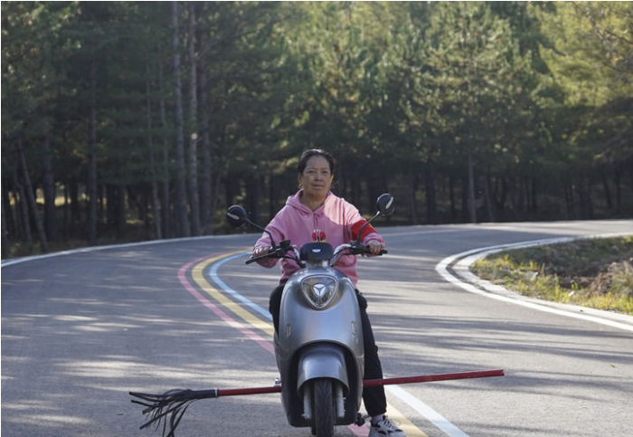 右玉县护林员许仙兰骑着电动车.png 右玉县护林员许仙兰骑着电动车.png