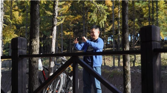 游客在右玉松涛园生态景区拍照.png 游客在右玉松涛园生态景区拍照.png