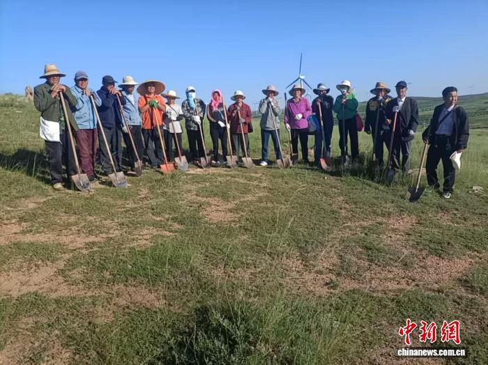 图为农户参与治沙项目(资料图)。中.jpg