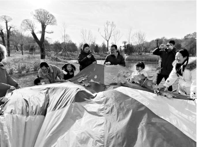 亲子家庭参加园艺驿站的落叶主题活动.png 亲子家庭参加园艺驿站的落叶主题活动.png