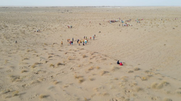 地处中国第三大沙漠巴丹吉林沙漠与.png 地处中国第三大沙漠巴丹吉林沙漠与.png