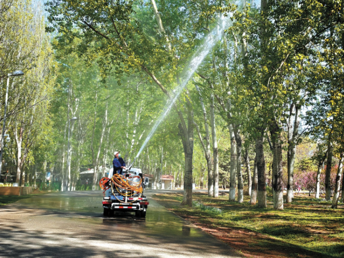 北京奥森公园(北园)内工程车向杨树喷.png 北京奥森公园(北园)内工程车向杨树喷.png